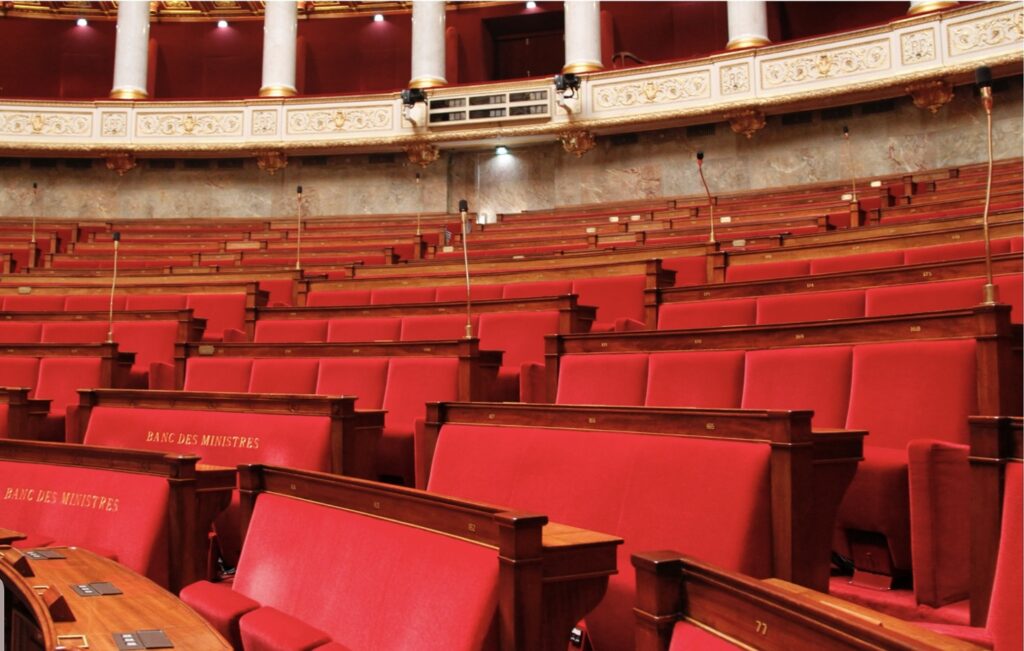 Orfea au petit soin des sénateurs...